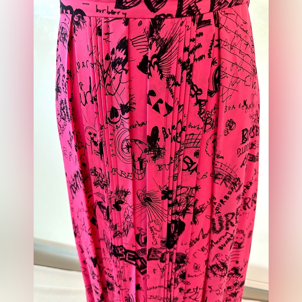 Authentic Burberry Vibrant Pink A-Line Skirt with Black Graphic Print - Picture 3 of 16